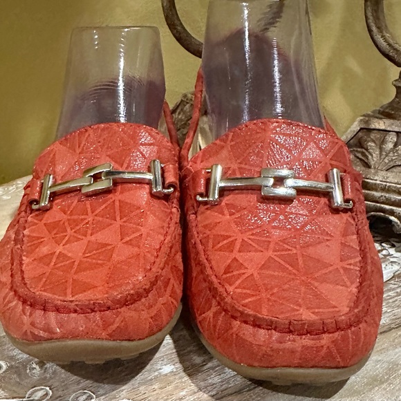 EUC Vaneli Red Leather Driving Loafer. Excellent pre-owned condition. Size 8.5 - Picture 3 of 9